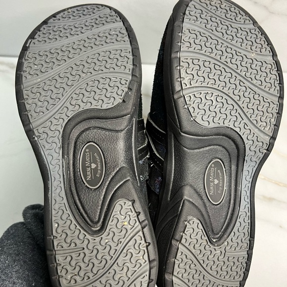 Nurse mates clogs provide all day comfort and durability. Size 7 slip resistant - Picture 9 of 9